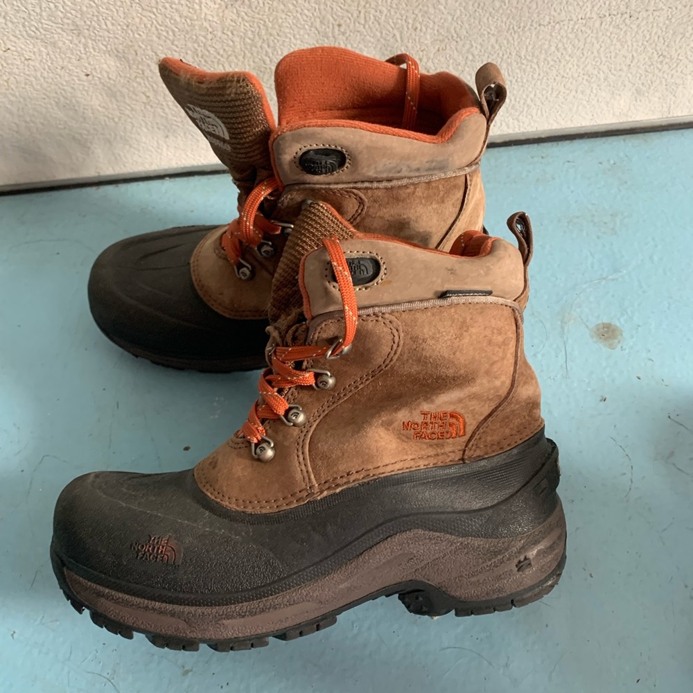 The North Face kids waterproof winter boots. Boys size 5